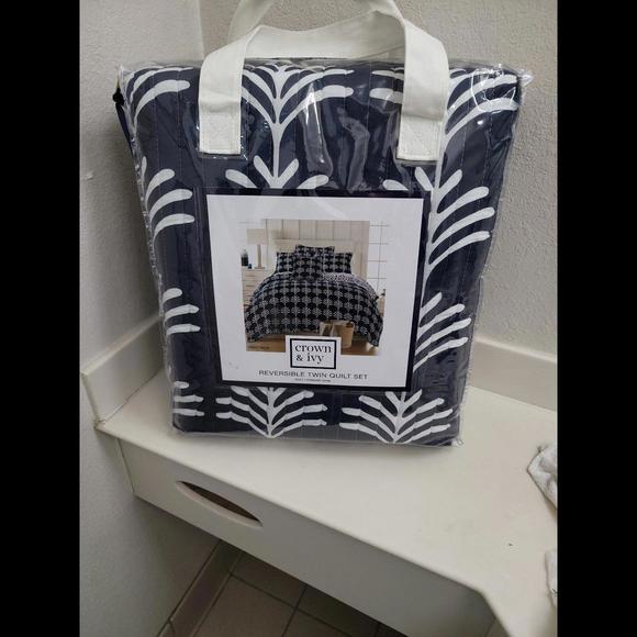 PRICE DROP! NEW Crown and ivy reversible twin quilt set - Picture 8 of 11